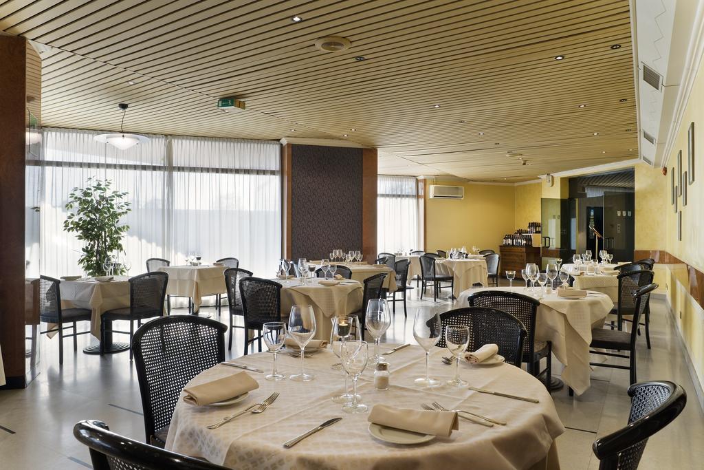 Una Hotel Lodi Restoran gambar